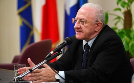 Napoli, De Luca sfida Roma: “Il futuro della Campania lo decidono i campani” 2 Vincenzo De Luca parla