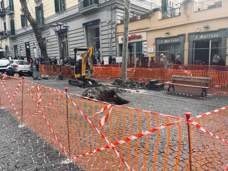 Napoli, via Scarlatti: nella notte si apre l'ennesima voragine 3 Vomero via Scarlatti transennata 1 25 01 2025
