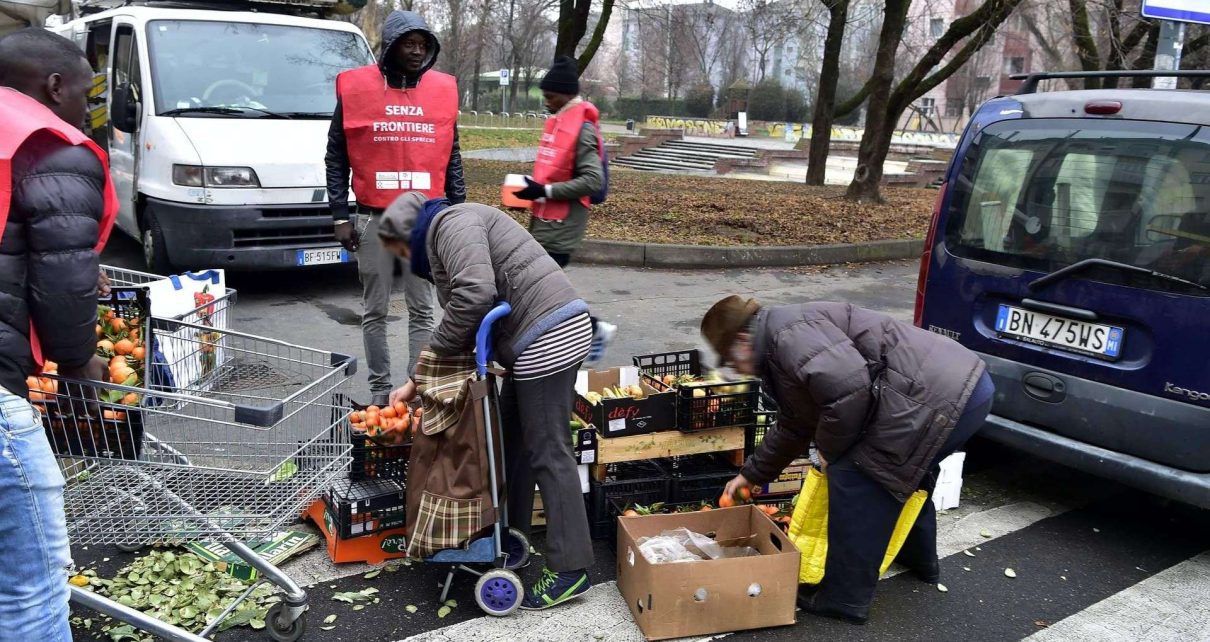 associazione eco dalle citta raccoglie frutta e verdura avanzata dagli ambulanti nei mercati rionali