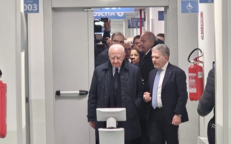 Napoli, Cardarelli. Apre il nuovo Poliambulatorio al Padiglione G: 4 livelli, 36 ambulatori, 25 specialità. Il presidente De Luca taglia il nastro 5 cardarelli inaugurazione padiglione G robot