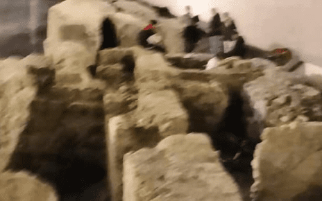 Napoli, gli scavi di Piazza Municipio abbandonati al degrado: “Si mangia tra le rovine, nessuno interviene” 3 image 28