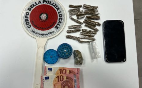 Pomigliano d'Arco, inseguito e fermato 18enne: trovato con hashish e marijuana 3 polizia pomigliano seq
