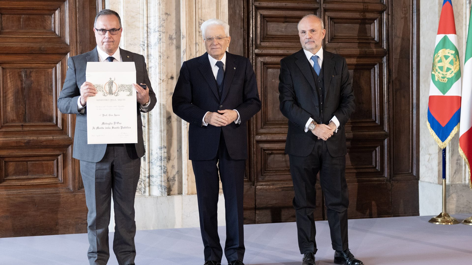 1. Il Presidente della Repubblica Sergio Mattarella consegna la Medaglia DOro Al merito della Sanita Pubblica a Ciro Aprea