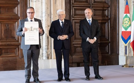 1. Il Presidente della Repubblica Sergio Mattarella consegna la Medaglia DOro Al merito della Sanita Pubblica a Ciro Aprea