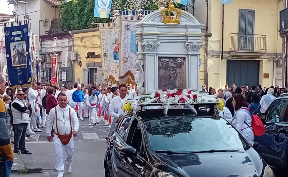 Brusciano, Lunedì in Albis Battenti e Morte di Papa Francesco 4 5. Fujenti per Madonna dellArco Squadra Auriemma Di Maio Maritato Brusciano 21.4.2025 scaled