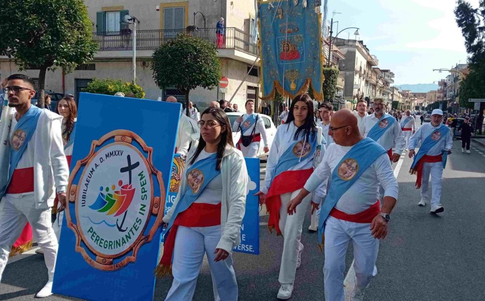 Brusciano, Lunedì in Albis Battenti e Morte di Papa Francesco 6 8. Fujenti per Madonna dellArco Squadra di Mariglianella Brusciano 21.4.2025 scaled