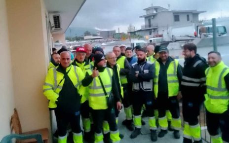 Marigliano, rifiuti fermi: scatta la protesta degli operatori ecologici 3 operatori1