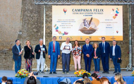 Foto premiazione migliore opera inedita di narrativa per ragazzi Matteo Pieri 2024