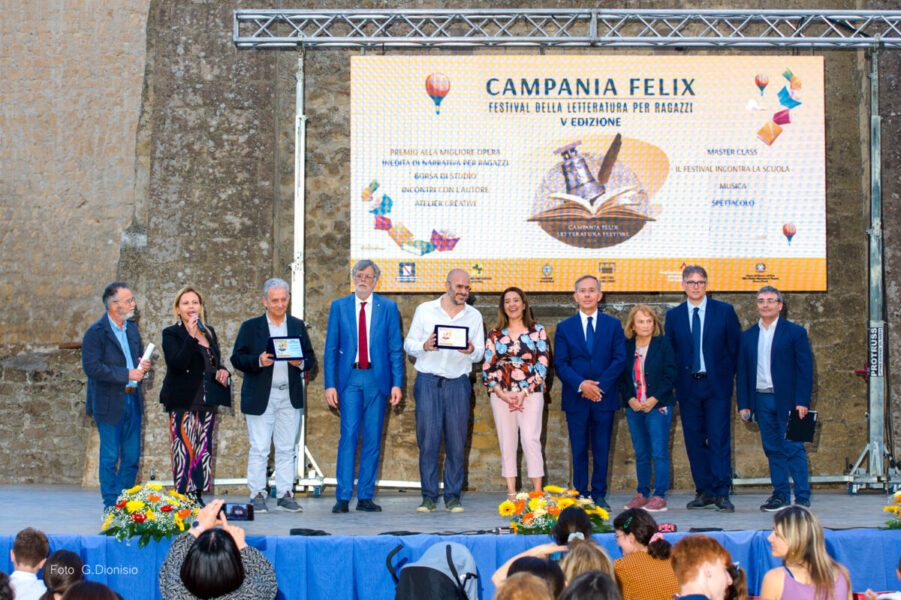 Foto premiazione migliore opera inedita di narrativa per ragazzi Matteo Pieri 2024 scaled