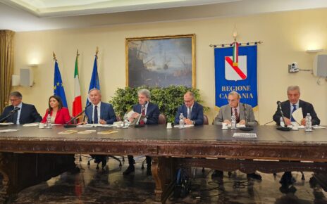 Premio Cimitile XXX Edizione, una mostra fotografica e la presentazione del libro "30 Premio Cimitile 1996-2025. Storia, personaggi, immagini, prospettive" 5 Tavolo presentazione Premio Cimitile 2025mod