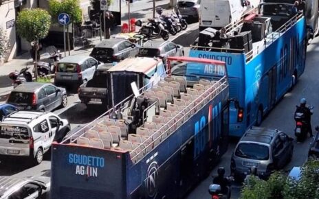 Napoli in estasi: in 200mila per lo Scudetto. Due bus scoperti, un popolo in festa 5 busscoperti