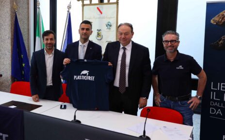 Campania, Saiello (M5S): "Prima regione in Italia a firmare un accordo con Plastic Free per dire stop alla plastica" 5 foto 24