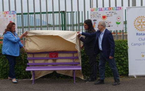 Bacoli, il Rotary Campi Flegrei dona al Comune la "Panchina della Gentilezza" 3 panchinagentilezza1