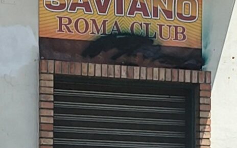 Saviano, danneggiata l'insegna del Roma Club durante i festeggiamenti per lo scudetto del Napoli. Il presidente Sbarra: "Un gesto vergognoso" 2 romaclubsaviano