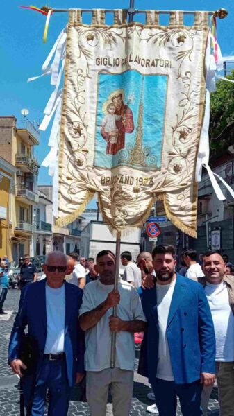 Brusciano, Festa della Repubblica e Questua Giglio Lavoratori 6 3. Nonno Stefano De Falco e Nipote Vittorio Angelillo con Bandiera Giglio Lavoratori nella Questua in Brusciano 2.6.2025 scaled