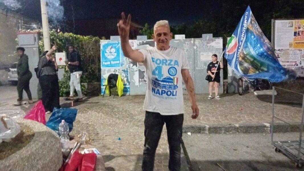 “So’ Nummere!”: S.S.C. Napoli quarto Scudetto e non solo 4 5. Sold Out Bandiere Napoli Campione dItalia Mariglianella 23.5.2025 scaled