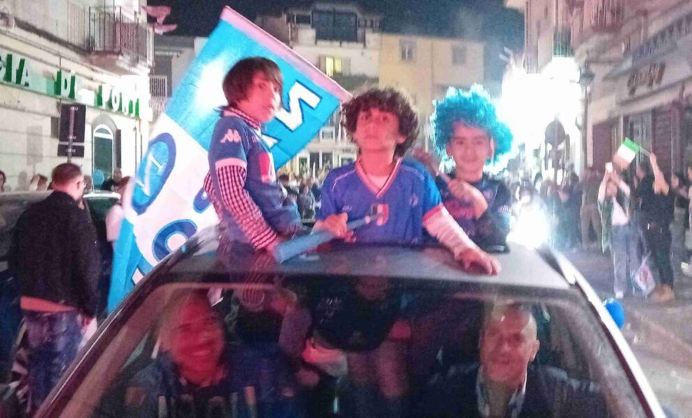 “So’ Nummere!”: S.S.C. Napoli quarto Scudetto e non solo 6 7. Dott. Antonio Castaldo con familiari ed amici in Corte Azzurro per 4° Scudetto al Napoli Brusciano 23.5.2025 scaled
