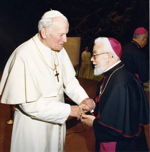 Brusciano, 100 anni fa Battesimo di Mons. Francesco Saverio Toppi 8 8. Papa Giovanni Paolo II e Mons. Francesco Saverio Toppi Roma 1991