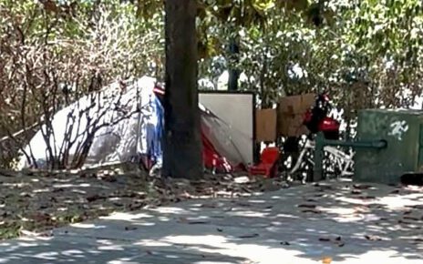 Napoli, giardini Silvia Ruotolo: abbandono e degrado 5 Arenella giardini Silvia Ruotolo la tenda del senzatetto