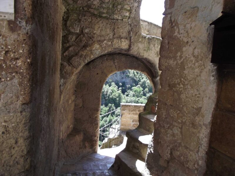 Alla scoperta degli antichi Borghi caratteristici della Tuscia 5 Calcata 3 scaled