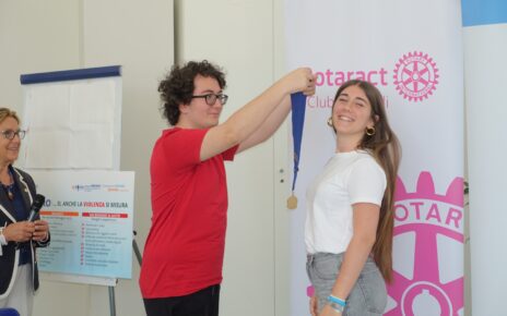 Pozzuoli, all’Istituto Pitagora “Passaggio del Collare” Interact Club Pozzuoli ad Anna Franzese 5 DSC00383 sc