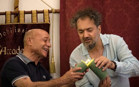 A Sanremo il Simposio Internazionale di Patafisica: luci, simboli e libertà creativa con l'artista Gianfranco Coppola 2 Il Reggente Luminoso Gianfranco Coppola accende la Candela Verde insieme a Domenico Graglia Vice Curatore di Fondazione Pata