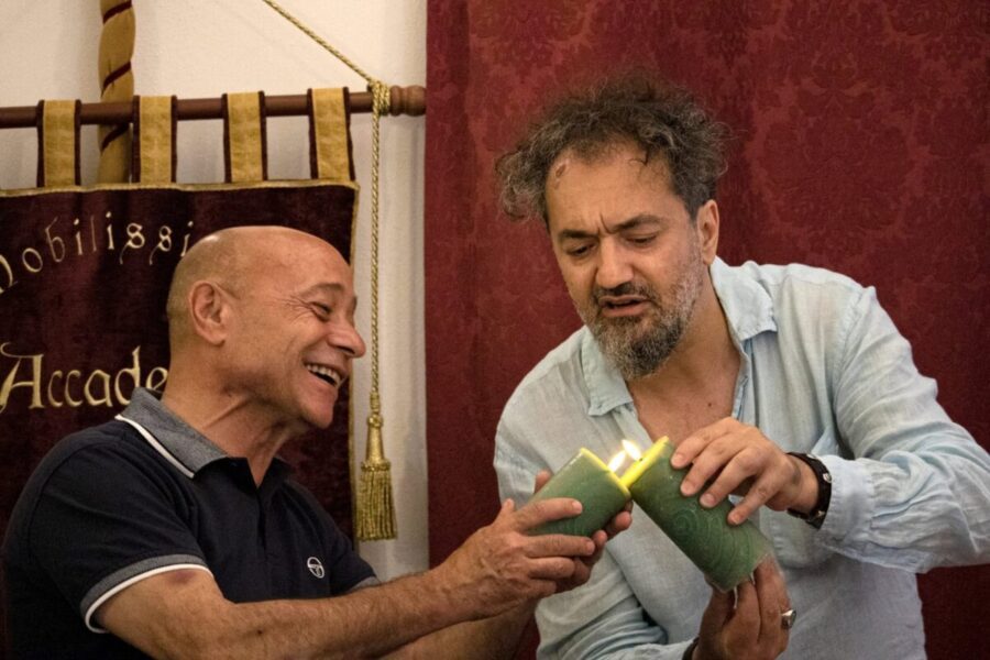 Il Reggente Luminoso Gianfranco Coppola accende la Candela Verde insieme a Domenico Graglia Vice Curatore di Fondazione Pata scaled