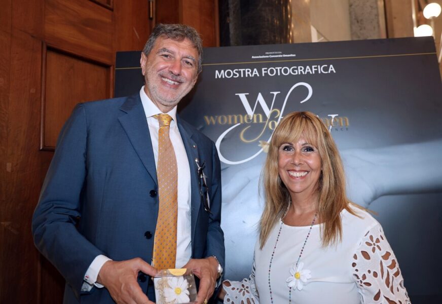 Approda a Pescara la Mostra Fotografica 10 anni di "Women for Women Against Violence": la forza delle donne nei ritratti dell’anima 3 MARCO MARSILIO E DONATELLA GIMIGLIANO PRESENTAZIONE MOSTRA WOMEN FOR WOMEN 002 scaled