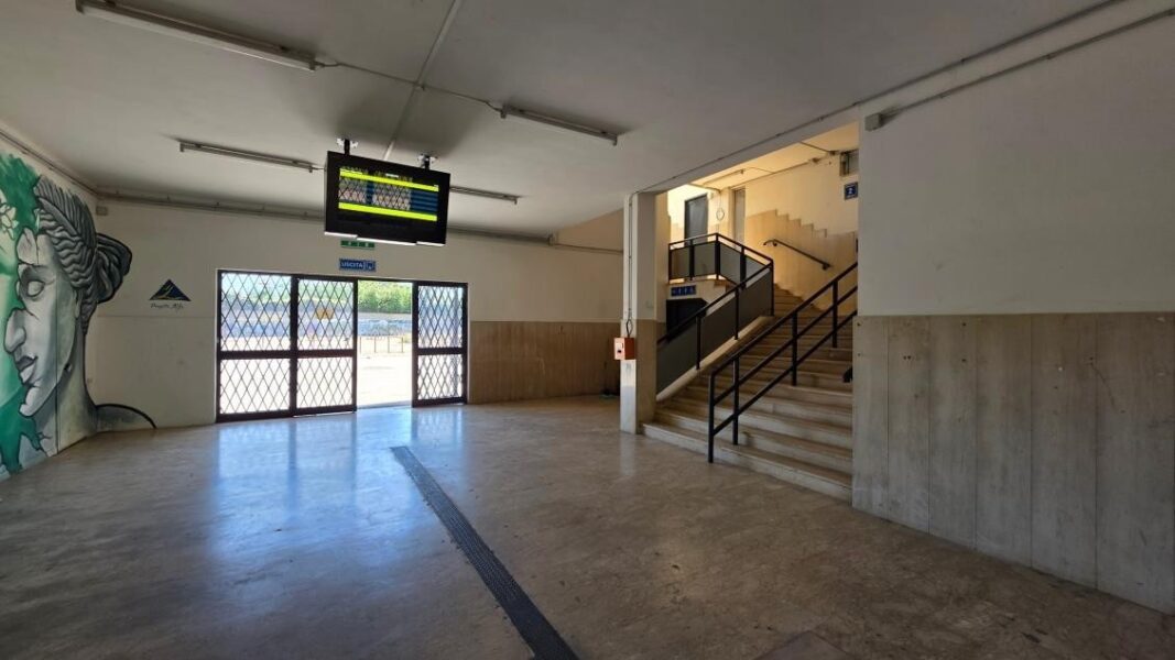 Brusciano abbandonata, stazione della Circumvesuviana nel degrado e nel pericolo: l’appello accorato dei cittadini alle istituzioni 6 circumbru6