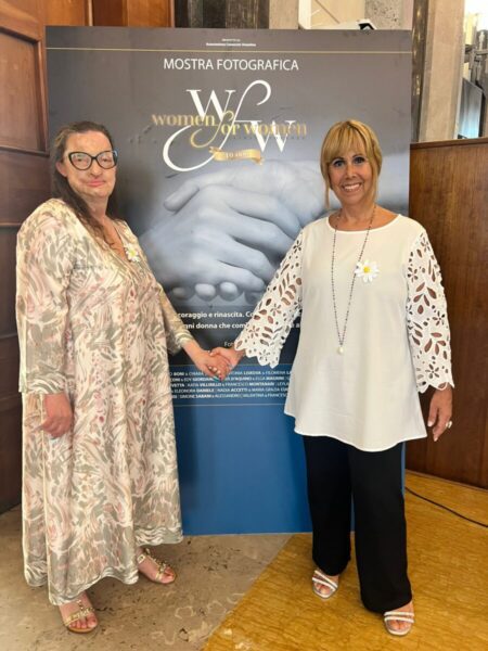 Approda a Pescara la Mostra Fotografica 10 anni di "Women for Women Against Violence": la forza delle donne nei ritratti dell’anima 4 filomena lamberti e donatella gimigliano scaled
