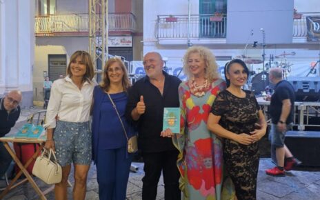 Nola, una serata magica: Il Giglio del Salumiere 2025 con l’associazione Passepartout incantano Piazza Collegio 4 seratamagica