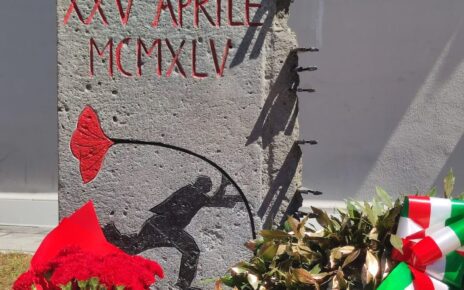 Saviano, la memoria scolpita nel piperno: l’omaggio di Antonio Panico alla Liberazione 3 stela commemorativamod