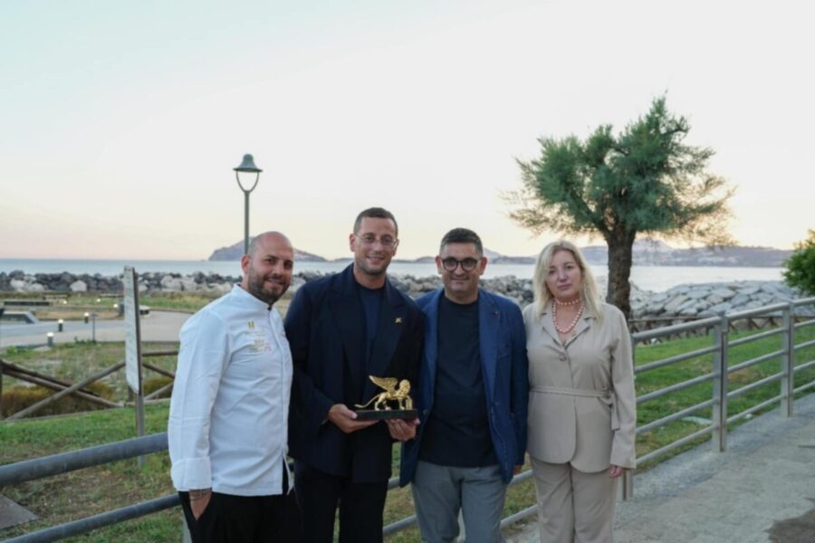 Cena celebrativa Leone d’Oro a Nicola Scamardella: al White Chill Out Lungomare Pozzuoli un evento tra eccellenza gastronomica, istituzioni e nuovo menù estivo 2025 3 82fd27b7 3480 4a59 bfbf 5c4f97defc2e scaled