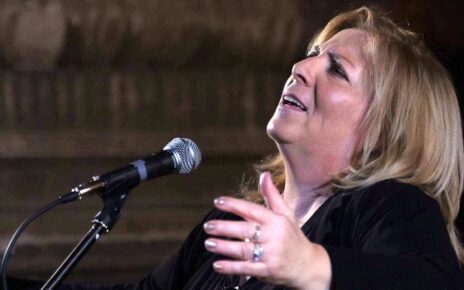 Pomigliano d'Arco, Madri, ombre e poesia: Antonella Morea incanterà il Giardino dei Miti con le parole di Ruccello 5 Antonella Morea low