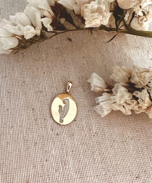 Medaglie religiose in oro: significato, occasioni per regalarle e come indossarle alla moda 3 cHVibHMzMjAyNzBvcmRlcmltZ3NlbGZzZXJ2aWNlMQ scaled