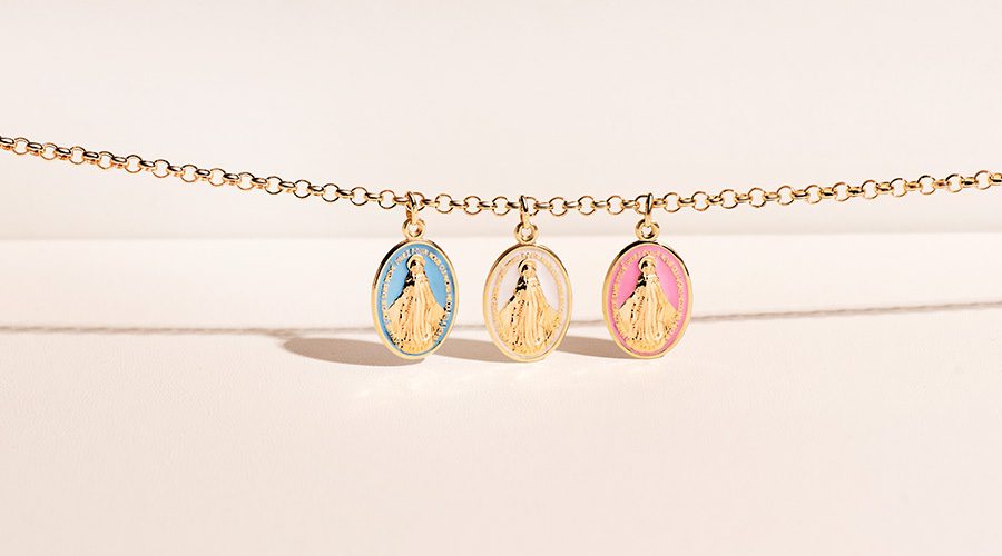 Medaglie religiose in oro: significato, occasioni per regalarle e come indossarle alla moda 2 cHVibHMzMjAyNzBvcmRlcmltZ3NlbGZzZXJ2aWNlMg
