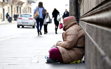 Napoli, Assistenza ai Senza fissa dimora: il Sindacato SALP apre in città lo “sportello sociale” 5 clochard scaled e1610636828656