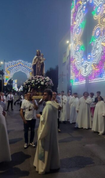Marigliano, Via Vittorio Veneto: Gigi Finizio "scassa", chiusura alla grande. Tre giorni di boom di presenze con la carica delle migliaia 5 lombardiinprocessione scaled