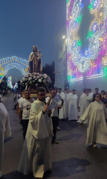 Marigliano, Via Vittorio Veneto: Gigi Finizio "scassa", chiusura alla grande. Tre giorni di boom di presenze con la carica delle migliaia 3 processioneveneto scaled