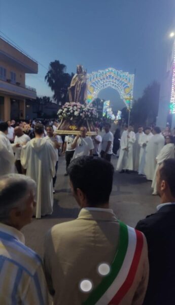 Marigliano, Via Vittorio Veneto: Gigi Finizio "scassa", chiusura alla grande. Tre giorni di boom di presenze con la carica delle migliaia 4 sindacoinprocessione scaled