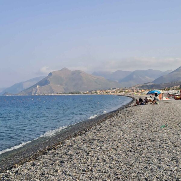 Praia a Mare boom di presenze di turisti napoletani 5 La spiaggia di Praia a Mare 1 scaled