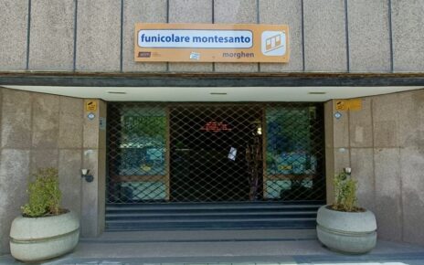 Napoli, funicolare di Montesanto: ferma per un guasto tecnico. Penalizzati i tanti turisti che volevano raggiungere il Vomero 3 Napoli stazione superiore della funicolare di Montesanto