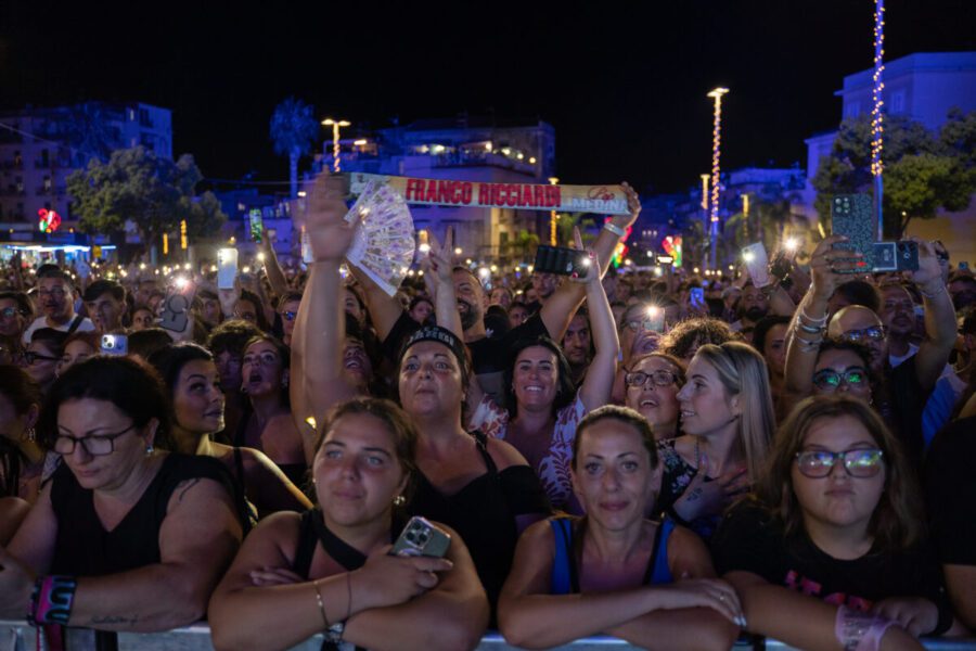 Estate a Ercolano, straordinario successo per Franco Ricciardi in piazza Pugliano 3 TZ 02326 scaled