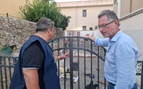 Giugliano, cane morto di stenti. Borrelli (AVS): “Vergogna, nuove norme non hanno cambiato di una virgola diritti degli animali” 3 cane giugliano 1