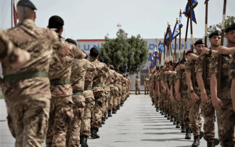 I militari: eroi sì, ma senza diritti? La sottile linea rossa tra disciplina e docilità 3 consegna dei guidoncini alle compagnie trasmissioni