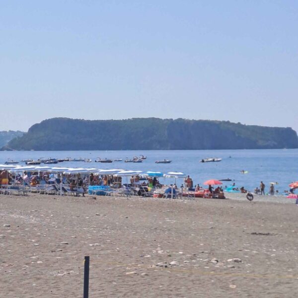 Praia a Mare boom di presenze di turisti napoletani 7 spiaggia di ghiaia e sabbia scaled