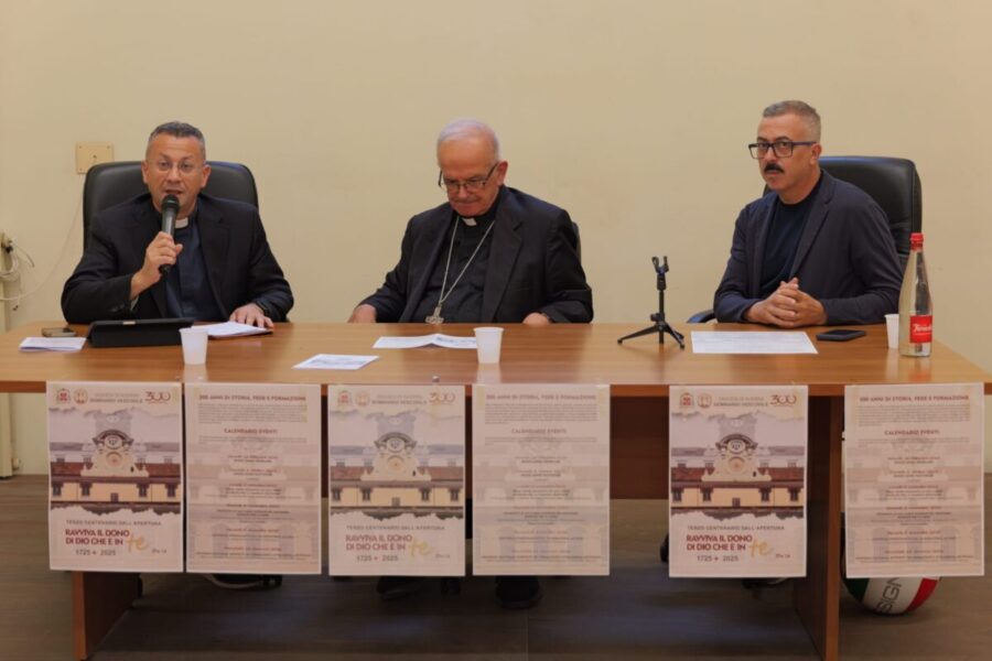 Aversa, presentato in diocesi il nuovo Anno Pastorale e il 300° dell'apertura del nuovo Seminario 4 Aversa Resoconto Conferenza Stampa Diocesi 5 scaled