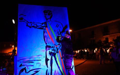 Acciaroli, il pittore Mangone omaggia Angelo Vassallo con una performance artistica al porto 4 Mangone Vassallo 1 3 1