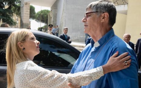 Caivano, proiettile consegnato a don Patriciello durante la messa. Meloni: “Lo Stato è con voi” 3 MeloniCaivano