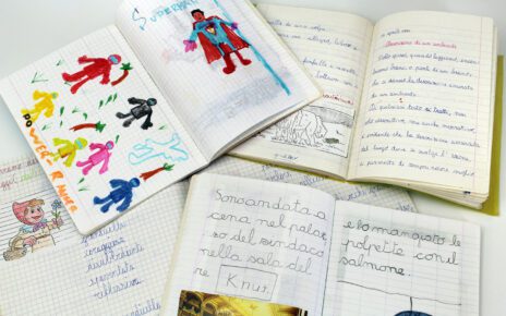 Quando bastava un quaderno: scuola di ieri e consumismo di oggi 5 Quaderni aperti disegni corsivo